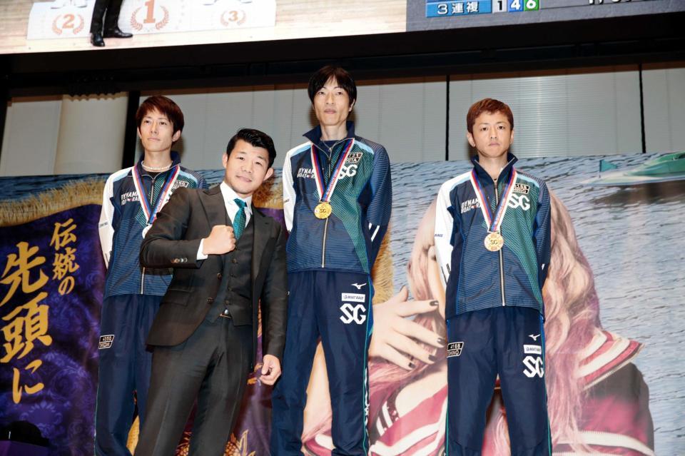 　（左から）２着・篠崎元志、プレゼンターの亀田興毅、１着・守田俊介、３着・石野貴之