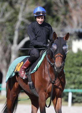 ビュイック騎手を背に、馬場へ向かう藤沢和厩舎のエデリー