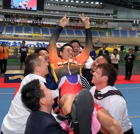 　競輪祭を制し仲間から胴上げされる浅井康太（撮影・山口登）