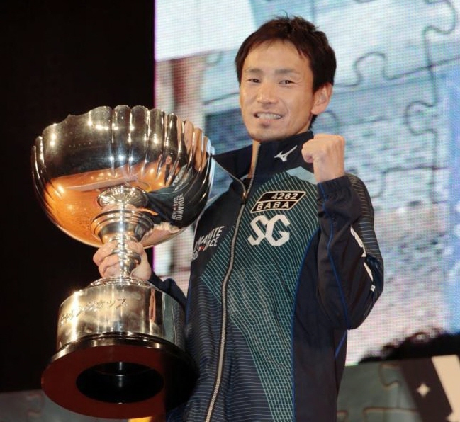 　優勝カップを手にガッツポーズをする馬場貴也（撮影・坂部計介）