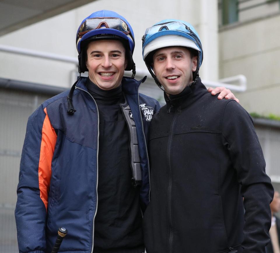 ビュイック騎手と笑顔で肩を組むブレントン・アヴドゥラ騎手（右）