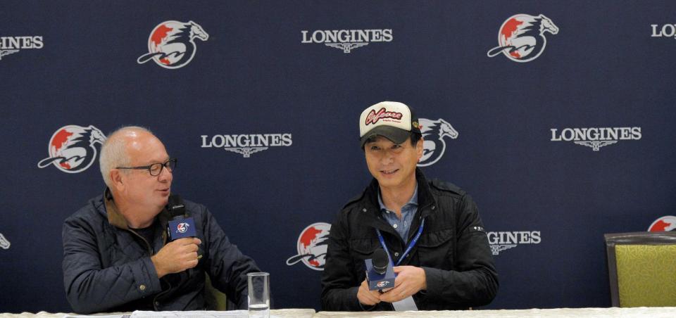 　共同会見で意気込みを語った池江師（右）