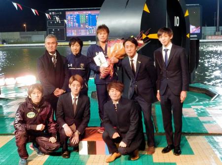 　住之江ボートで引退セレモニーを行った小島幸弘（中央）
