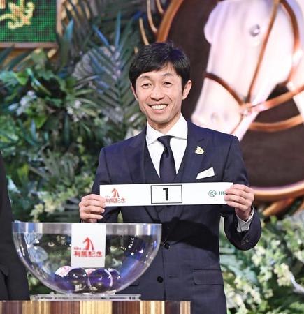 １番を引き当て笑顔を見せる武豊（撮影・園田高夫）