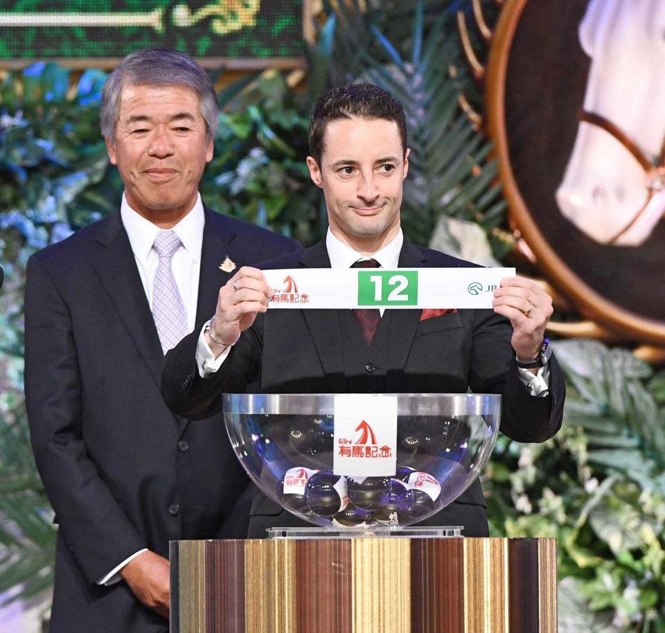 　１２番を引いたレイデオロ騎乗予定のルメール（左は藤沢和師）