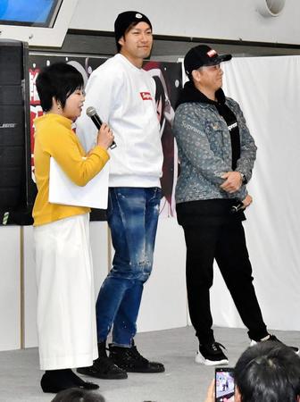 佐世保競輪でトークショーに出演中の柳田悠岐（中央）と川島慶三（右）