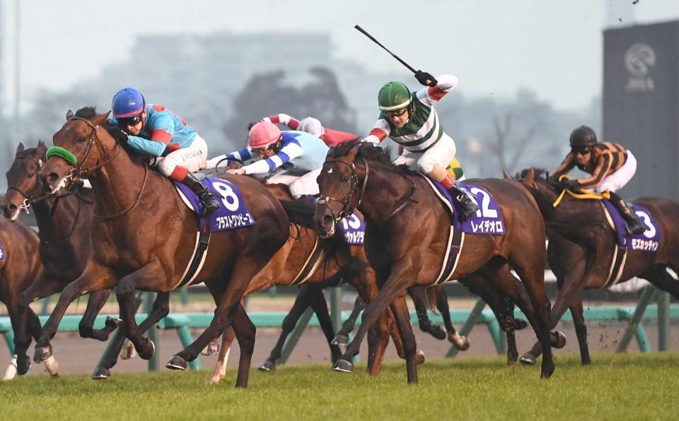 　ブラストワンピース（左）と激しく競り合うレイデオロ