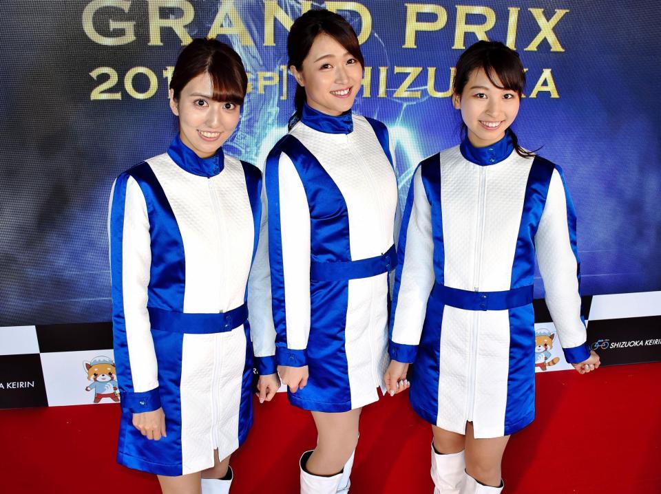 静岡競輪のＧＰシリーズでラウンドガールを務める３人（左から）湯本真礼さん、岩本恵美加さん、樋口瑞希さん