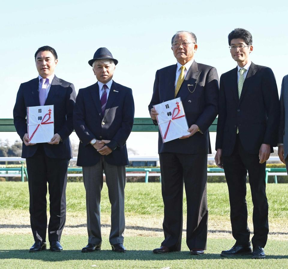 　東京競馬記者クラブ賞に輝いた（左から）アーモンドアイの米本昌史代表と国枝師、特別賞・オジュウチョウサンの長山尚義オーナー、和田郎師（撮影・園田高夫）