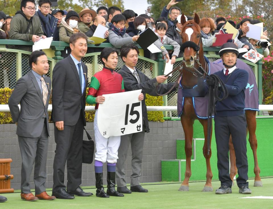 中央初勝利を挙げた吉井理人オーナー（左から２人目）とマゼ＝京都競馬場（撮影・石湯恒介）