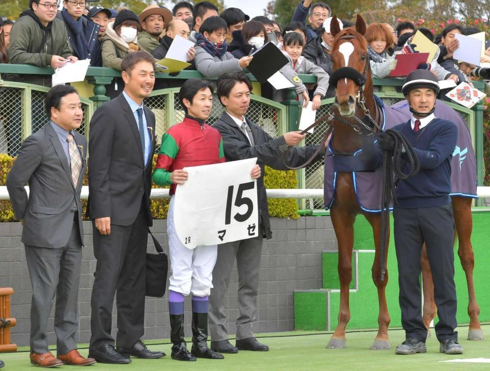 　中央初勝利を挙げた吉井オーナー（左から２人目）とマゼ