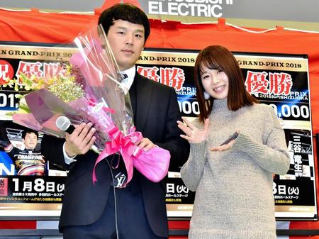 グラビアアイドルの潮田ひかる（右）から花束を受け取った三谷竜生