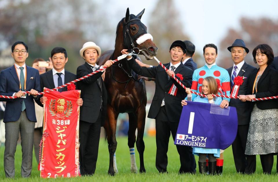 　ジャパンカップを制したアーモンドアイとルメール騎手（右から３人目）。同馬を管理する国枝調教師（右から２人目）