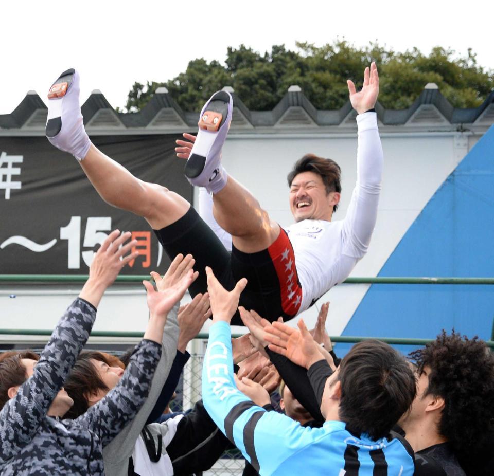 　全日本選抜を制して胴上げされる中川誠一郎