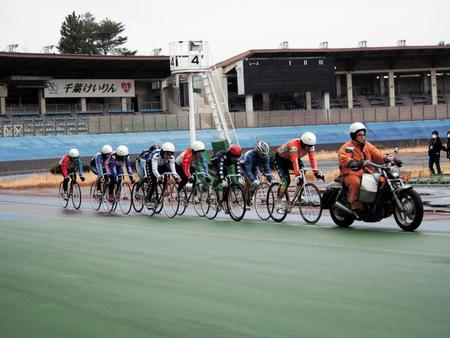 ５００メートル走路で最後の練習をした地元選手