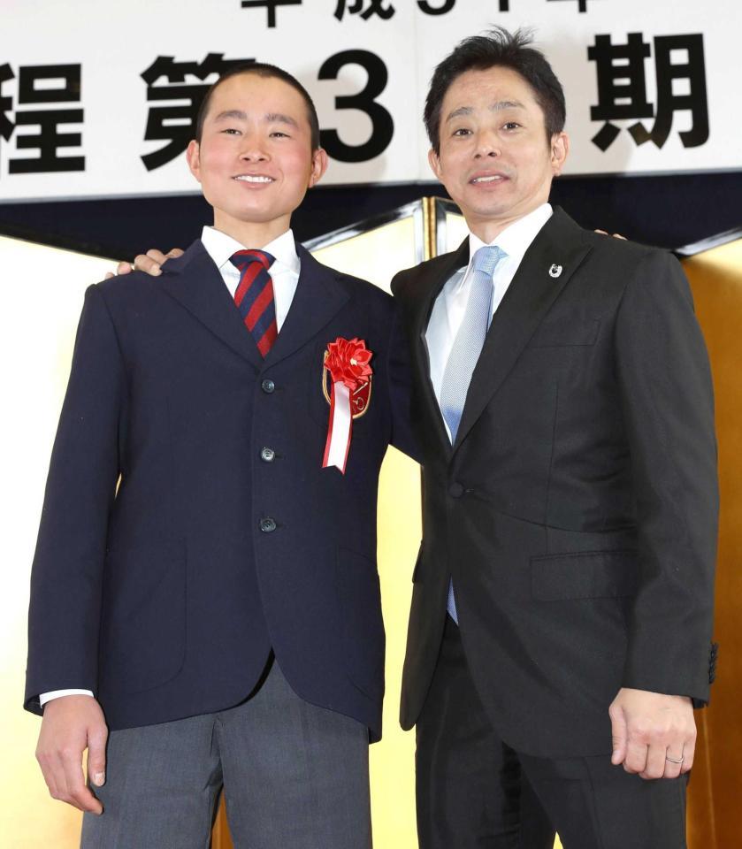 　父・岩田康誠と肩を組む望来君