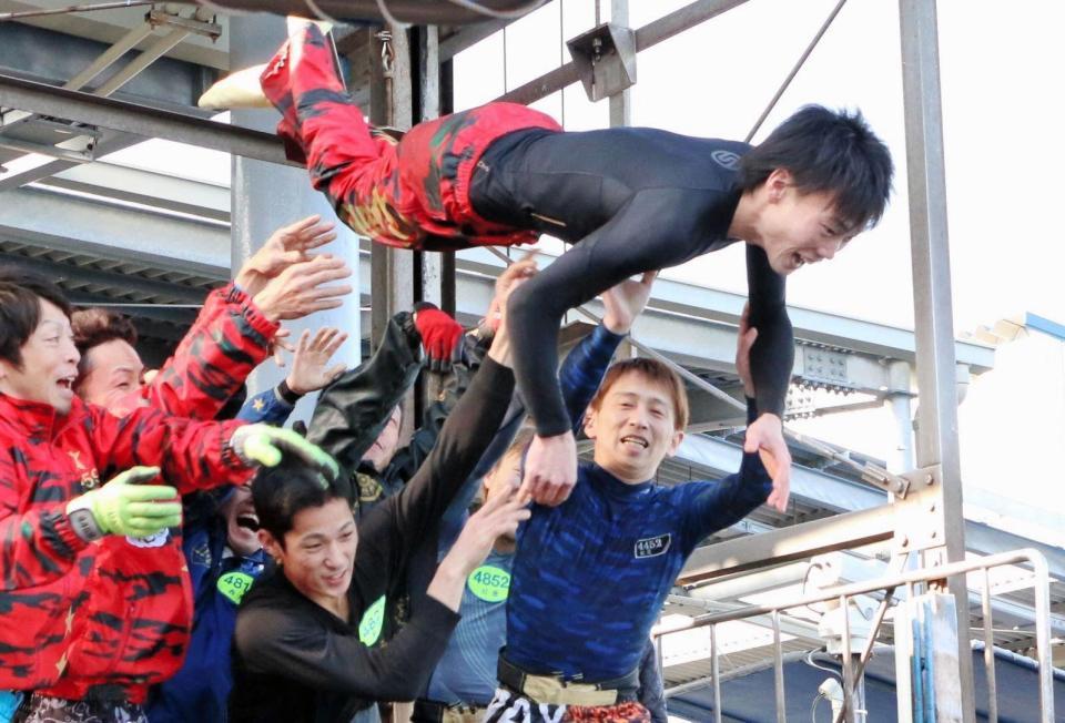 選手仲間から水神祭の祝福を受ける竹田和哉