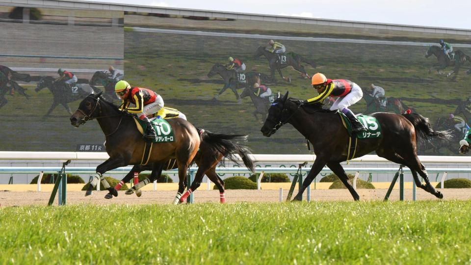 京都牝馬ステークスを制したデアレガーロ（左）＝京都競馬場（撮影・佐藤厚）