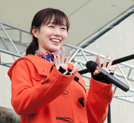 トークショーでファンに手を振る渡辺美優紀＝奈良競輪