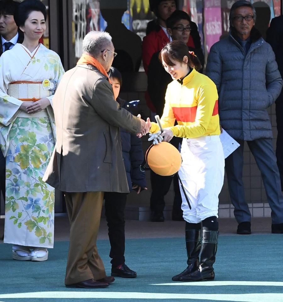 　小林祥晃オーナー（左）と握手する藤田菜七子