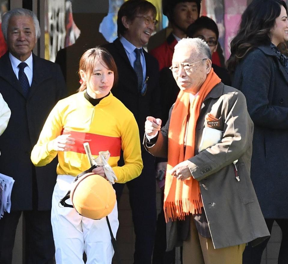 　レース前に小林祥晃オーナー（右）と打ち合わせをする藤田菜七子