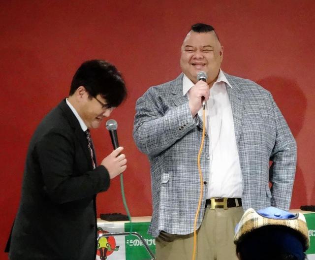 前例のない競馬場内に宿舎を構えている田子ノ浦親方がトークショー