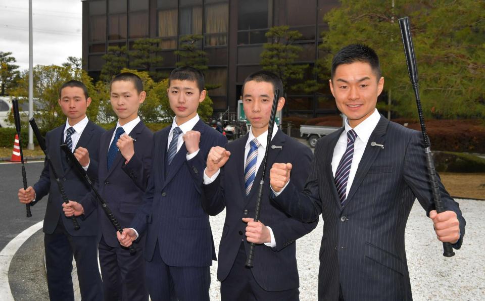 　贈呈されたムチを手に活躍を誓う（右から）藤井勘、團野、齋藤、亀田、岩田望