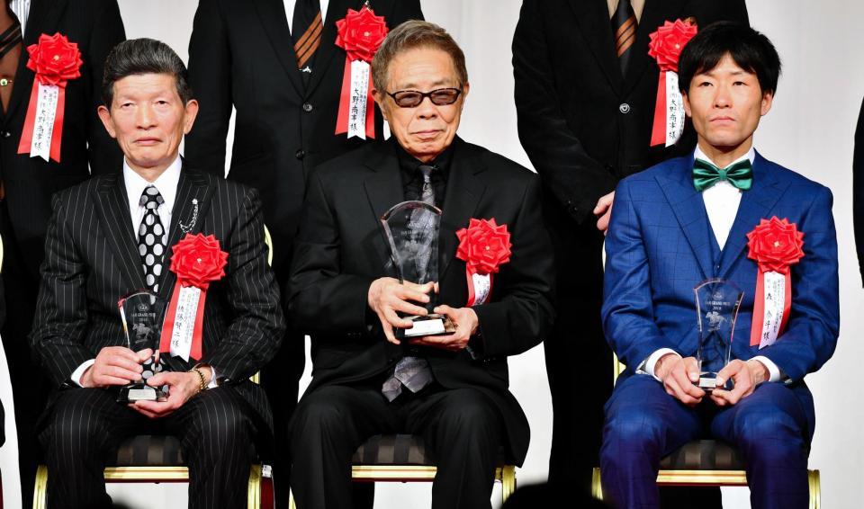 記念撮影に納まる（左から）佐藤賢二調教師、北島三郎オーナー、森泰斗騎手