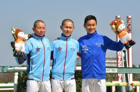 ＪＲＡ所属騎手として、阪神競馬場でデビューを迎えた（左から）岩田望、亀田、藤井勘
