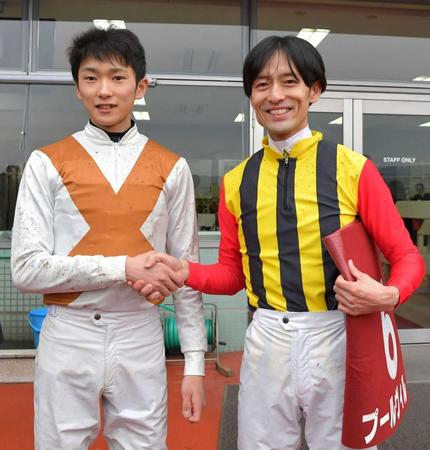 　１着同着となり握手を交わす坂井（左）と秋山