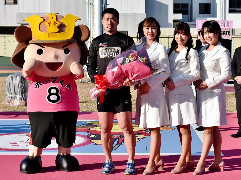 　防府で２回目のＧ３優勝を飾った桐山敬太郎（左から２人目）