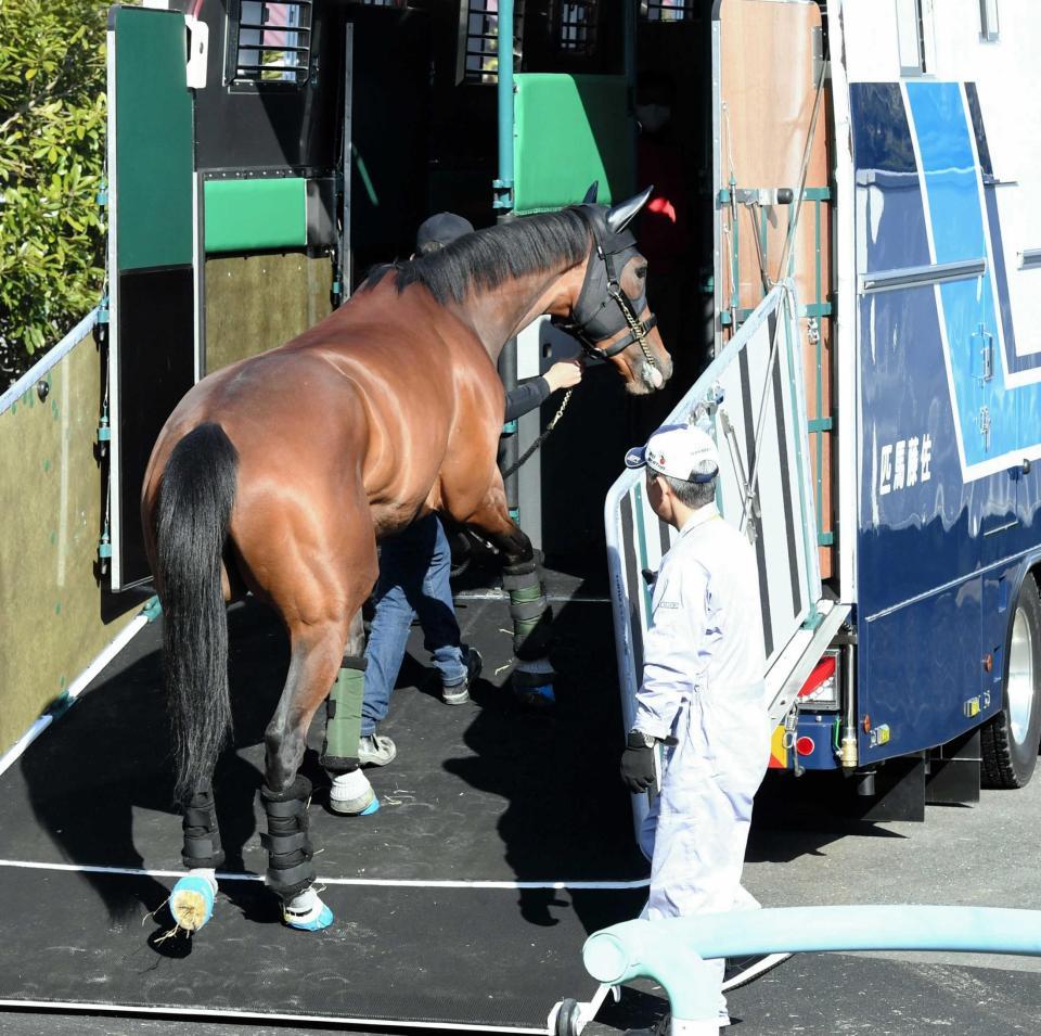 　ドバイへ出発するアーモンドアイ