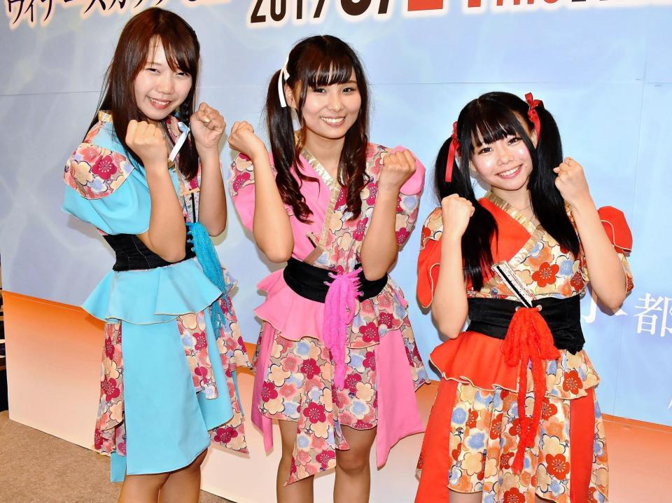 大垣競輪で活動中の岐阜♡濃ｋｎｏｗ姫隊（左から）雅姫、希姫、苺姫