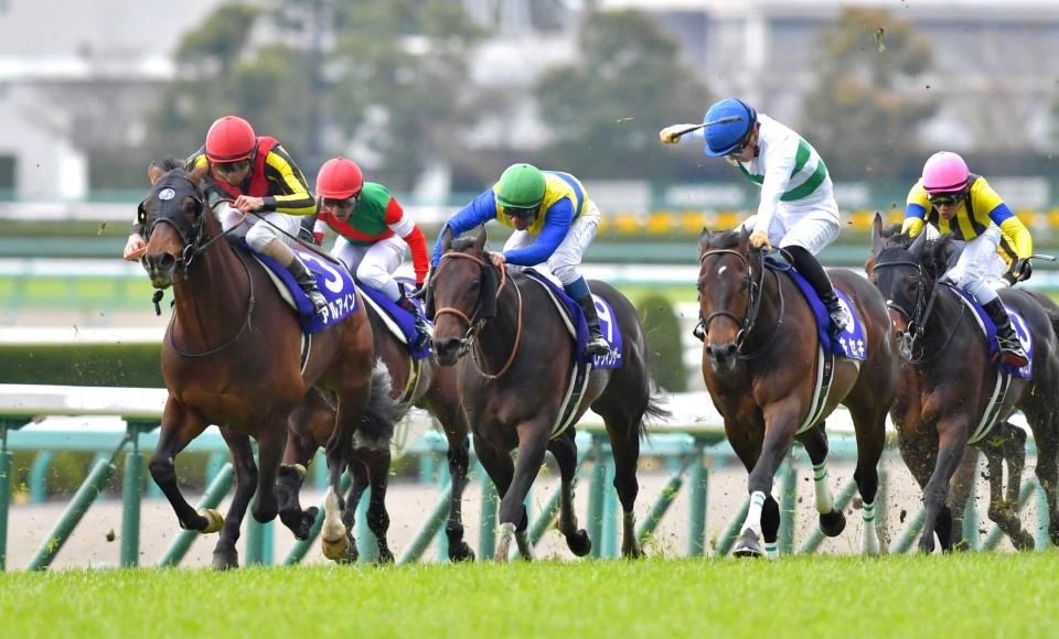 　インを突いて抜け出すアルアイン（左）