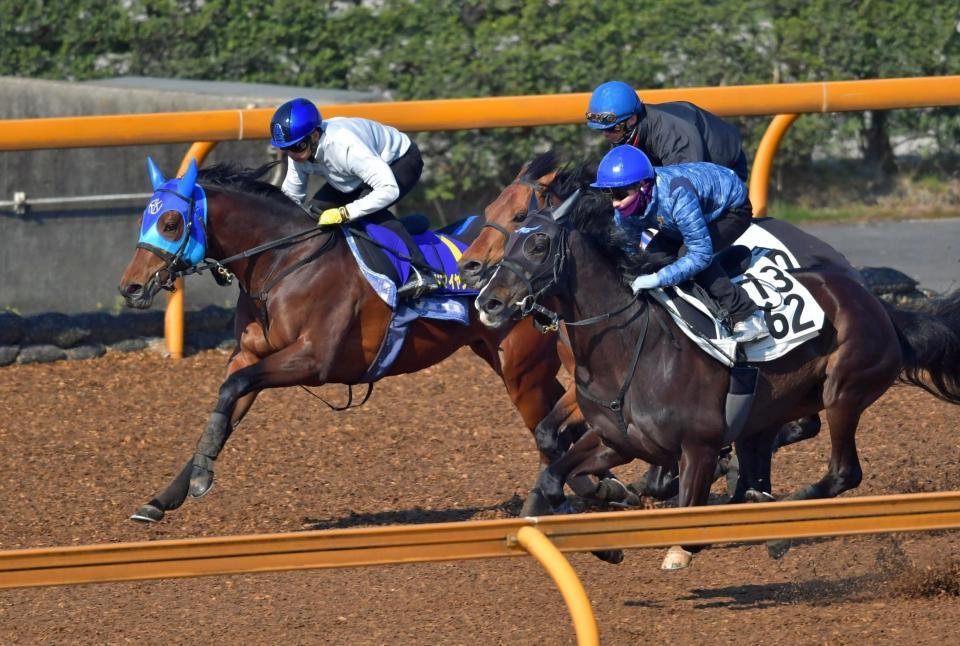岩田を背に栗東ＣＷで追い切るアドマイヤジャスタ（左）＝栗東トレセン（撮影・石湯恒介）