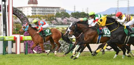 　逃げ切りで重賞初制覇を決めたイベリス（左）＝撮影・佐藤厚