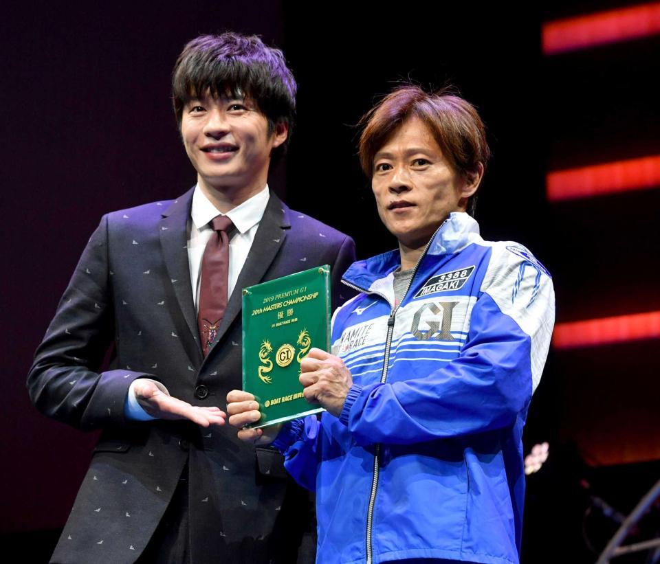 　プレゼンターの田中圭（左）から振興会表彰メダルを授与される今垣光太郎
