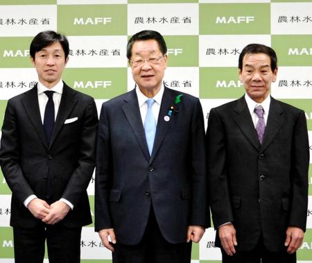 　表彰式に出席した武豊（左）と的場文（右）中央は吉川農水大臣