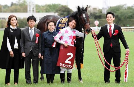 青葉賞を制したリオンリオンと横山典弘騎手（右から２人目）