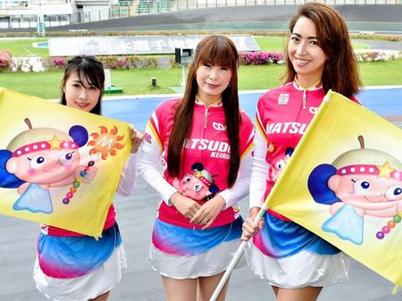 Ｇ１開催中の松戸競輪で活動中のアテンドガール（左から）早川里香さん、武松亜李さん、星野亜矢子さん