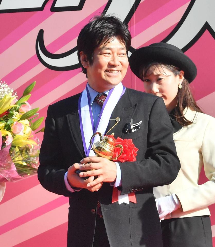 　壇上で笑顔を見せるＤＭＭドリームクラブの野本巧氏