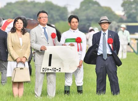 ダービーを制し喜ぶ（右から）角居勝彦調教師と浜中俊騎手、猪熊広次オーナー、石川達絵さん＝東京競馬場（撮影・園田高夫）