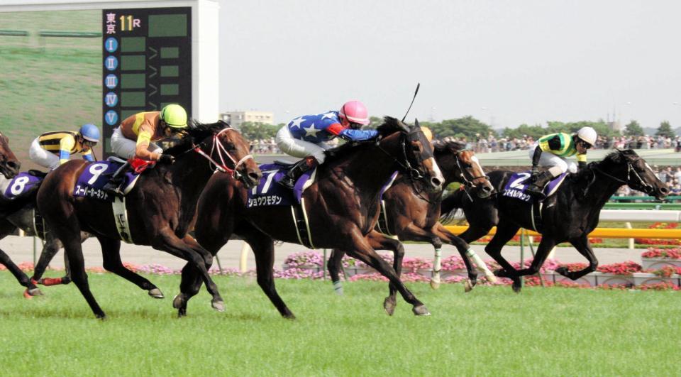 混戦を抜け出したショウワモダン（中央）＝10年６月６日