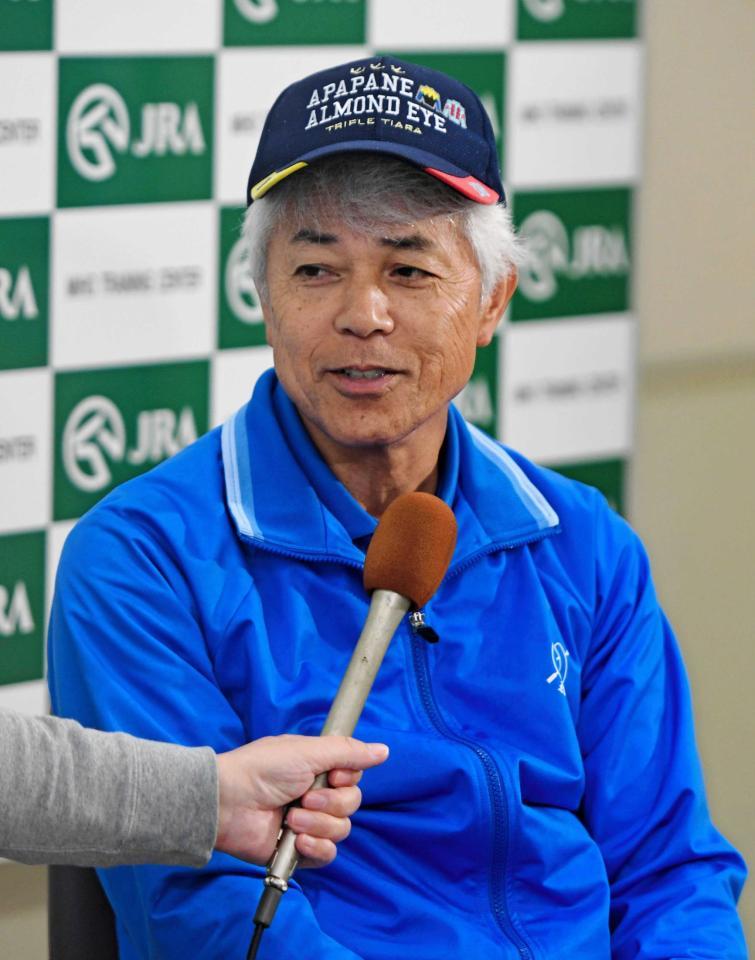 　笑顔で会見する国枝栄調教師
