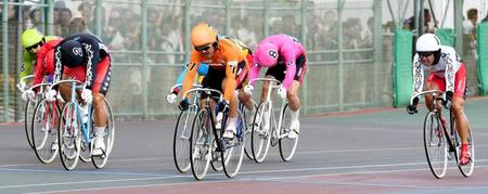 　ゴール前の攻防。脇本（１）の番手から抜け出した中川（７）が優勝