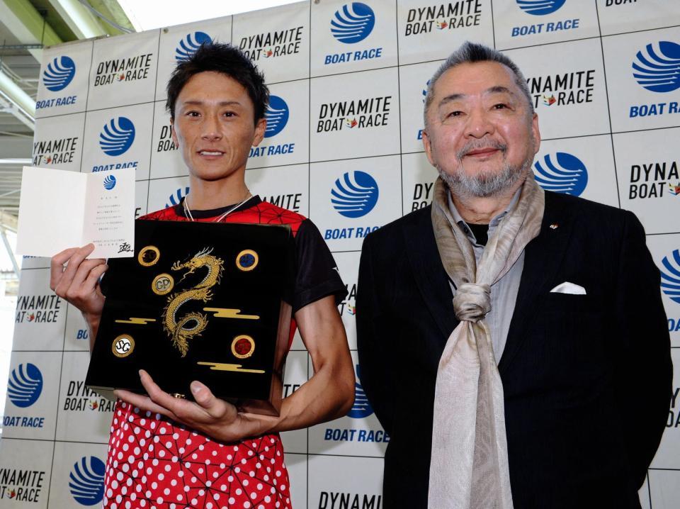 小高幹雄会長（右）よりゴールデンレーサー賞を授与された峰竜太＝ボートレース多摩川