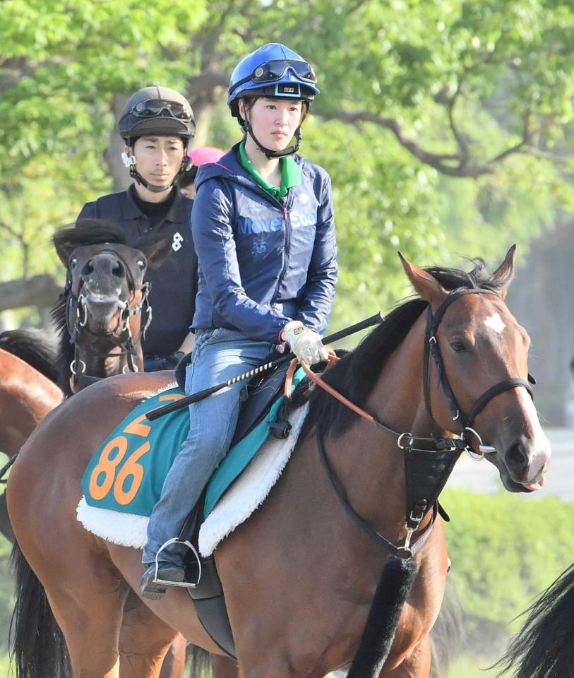 　ミモザゴールに騎乗する藤田菜七子騎手＝美浦トレセン（撮影・園田高夫）