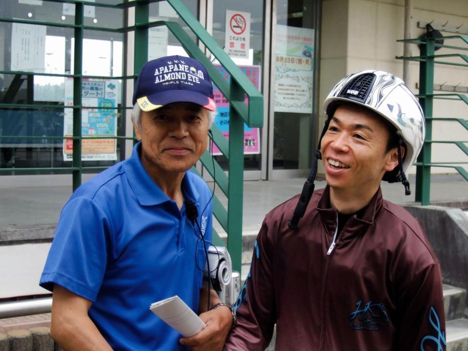 　美浦トレセンでの調教に復帰した北村宏は国枝師（左）と笑顔で語り合う