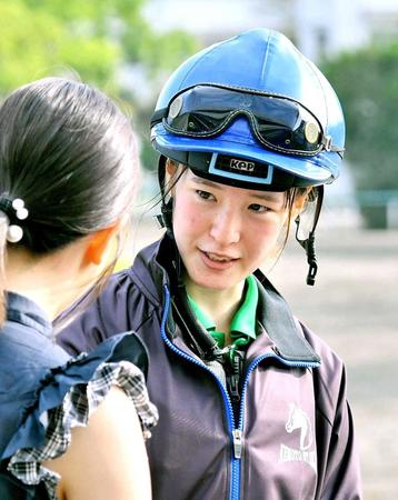 　帰国翌日から美浦トレセンに姿を見せた藤田菜七子騎手（撮影・園田高夫）