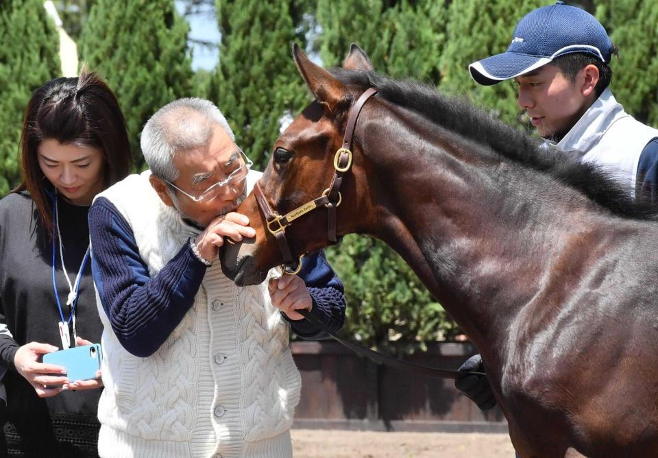 　タイタンクイーン１９にキスをする近藤利一氏